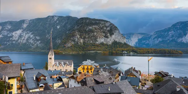 stock image Panoramic view of scenic landscape of Hallstatt town and Hallstattersee in Austria