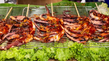 Geleneksel Tayland ahtapot balığı şişleri satılığa çıktı, Tayland sokak yemekleri..