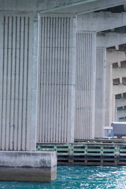 Bahamalar 'da köprünün altında uzun sütunlar var..