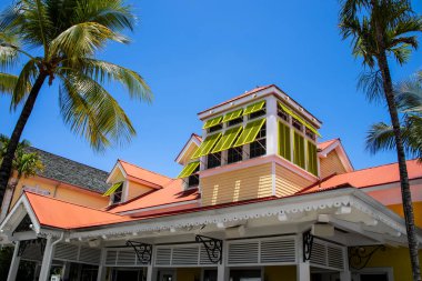 Renkli Bahama tarzı alışveriş kompleksi Nassau, Bahamalar 'da mavi gökyüzüne karşı dış görünüş.