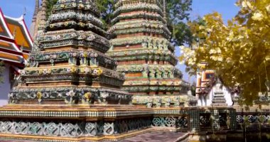 Tarihi Wat Pho tapınağının karmaşık mimarisi veya Tayland, Bangkok 'taki yaslanmış Buda Tapınağı.