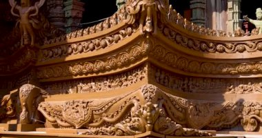 Pattaya, Tayland - 20 Aralık 2023: Tayland 'ın Pattaya kentindeki Hakikat Tapınağı' na Garuda 'nın karmaşık ahşap mimarisi.