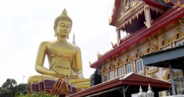 Chao Phraya nehir kanalı gezisinden tarihi büyük Buda tapınağı (Wat Paknam) manzarası.