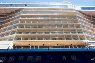 Gemi seyahati odaları, yolcu gemisi tarafındaki birçok balkon odasının dış görünüşü..