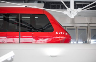 Detroit, Michigan - 10 Nisan 2024: Delta Havayolları tramvayı, Detroit McNamara Uluslararası Terminali, ABD 'nin en iyi havaalanlarından biridir..