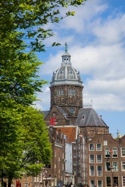 Amsterdam, Hollanda - 17 Mayıs 2023: Saint Nicholas Bazilikası Amsterdam 'ın Hollanda' daki birincil Katolik kilisesidir..
