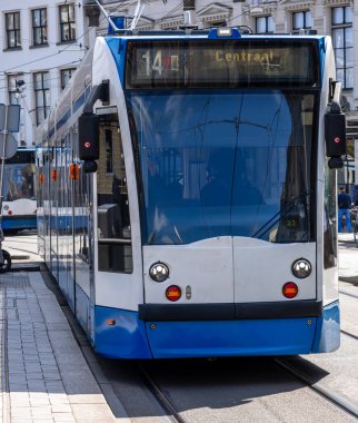 Amsterdam, Hollanda - 17 Mayıs 2023: Amsterdam 'daki tramvay, Hollanda' nın başkenti ve dünyanın en kalabalık turizm merkezlerinden biridir..