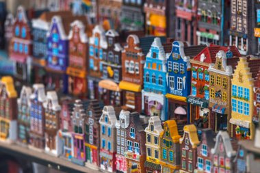 Dükkanda satılık Hollandalı stil ev hatıra modellerine yakından bakın..