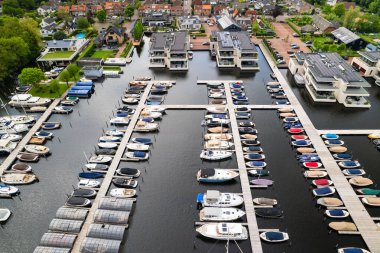 Warmond, Hollanda, 12 Mayıs 2023: Hollanda 'da Warmond Muncipality' nin havadan görünüşü, tekne ve diğer su sporları için popüler bir eğlence alanıdır..