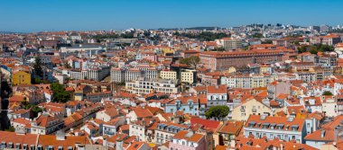 Lizbon şehir manzarası panoramik manzara, Portekiz 'de kırmızı çatıları olan Budlings, güneşli bir günde mavi gökyüzü.