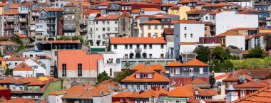 Portekiz 'deki UNESCO dünya mirası sahasının panoramik manzarası, güneşli bir günde geleneksel renkli binalar dizisi.