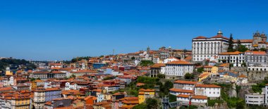 Güneşli bir günde Portekiz 'deki UNESCO dünya mirası Porto şehrinin panoramik görüntüsü.