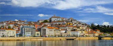 Coimbra, Portekiz - 23 Nisan 2024: Coimbra şehir manzarası panoramik manzara, tarihi kasaba, Portekiz 'deki Mondego Nehri üzerindeki ünlü Üniversitesi ile tanınıyor.