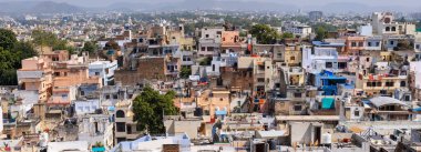 Hindistan 'ın Rajasthan kentindeki Udaipur kentindeki renkli evlerin panoramik manzarası.