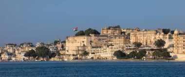 Hindistan 'ın Rajasthan kentindeki Udaipur kentinin manzarası. Pichola gölündeki Şehir Sarayı 'nın mükemmel yansıması..
