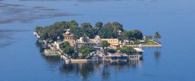 Pichola Gölü, Udaipur, Rajasthan 'daki tarihi Jagmandir Adası Sarayı' nın havadan görünüşü.