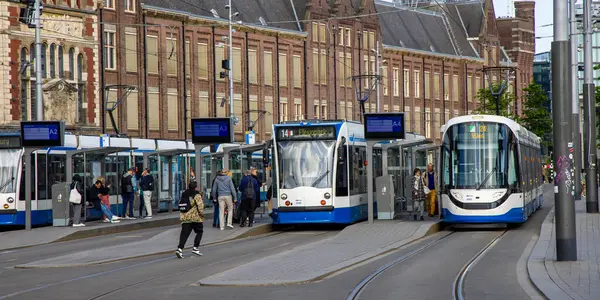 Amsterdam, Hollanda - 17 Mayıs 2023: Amsterdam 'daki tramvay, Hollanda' nın başkenti ve dünyanın en kalabalık turizm merkezlerinden biridir..