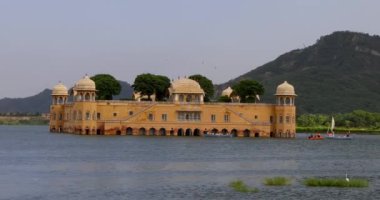 Jaipur, Rajasthan, Hindistan 'daki Man Sagar Gölü' nün ortasındaki tarihi Celal Mahal manzarası.