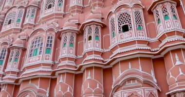Jaipur 'daki Hawa Mahal' in dış mimarisi, Rüzgar Sarayı olarak da bilinir..