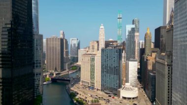Chicago, Illinois, ABD -19 Haziran 2023: Chicago şehir merkezindeki yüksek binaların havadan görünüşü Michigan Gölü ve Chicago nehri boyunca.