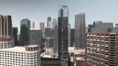 Chicago, Illinois, ABD -19 Haziran 2023: Chicago şehir merkezindeki yüksek binaların havadan görünüşü Michigan Gölü ve Chicago nehri boyunca.
