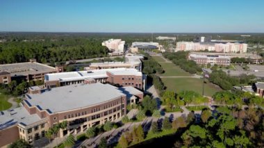 Orlando, Florida - 23 Aralık 2022: Orlando 'daki Florida Üniversitesi kampüsünün havadan görünüşü. UCF, ABD 'deki en büyük ikinci devlet üniversitesidir..