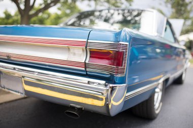 Mavi klasik arabanın kuyruk lambasının yakın görüntüsü. Sığ alan düzeyi.