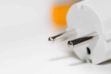 Beyaz arkaplan üzerindeki Avrupa tarzı elektrik prizinin yakın görüntüsü, alanın sığ derinliği.