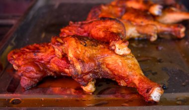 Baharatlı ızgara Tayland usulü ızgara tavuk manzarası.