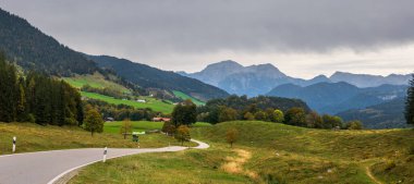 Almanya ve Avusturya sınırındaki Berchtesgaden yakınlarındaki manzaranın panoramik manzarası.