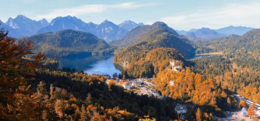 Sonbahar zamanı Almanya 'nın Fussen kenti yakınlarındaki Hohenschwangau Kalesi ile Bavyera' nın panoramik alanı.