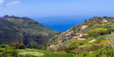 Porto Moniz yakınlarındaki Kuzey Madeira Adası 'ndaki Terrace çiftliklerinin manzaralı manzarası..