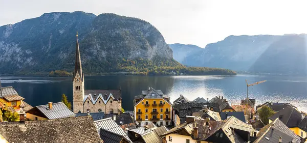 Stock image Panoramic view of scenic Hallstatt town and Hallstattersee in Austria