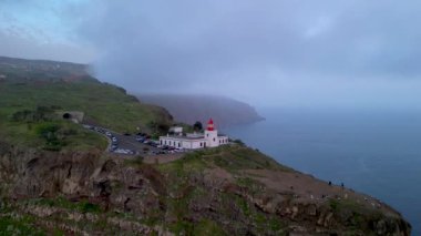 Ponto Da Pargo, Madeira, Portekiz - 18 Nisan 2024: Tarihsel Ponto Da Pargo deniz feneri 1922 yılında Portekiz 'in Madeira adasında inşa edilmiştir..