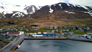 DALVIK, ICELAND -3 Haziran 2021: Kuzey İzlanda 'daki Dalvik kentinin havadan görünüşü.