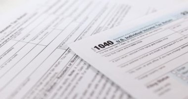 Vergi belgelerindeki Amerikan sikkelerine yakından bakın. Vergi konseptine para akıtmak.