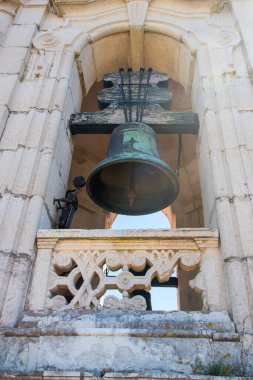 Lizbon, Portekiz 'deki kilise çan kulesindeki eski çanın yakın görüntüsü.