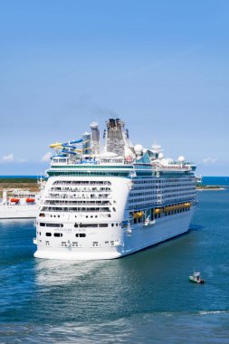 Port Canaveral, Florida, ABD. 25 Mayıs 2024, Kraliyet Karayipleri 'nin Deniz Gezisi gemisi turistlerle dolu limandan kalkıyor..