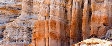 Kaliforniya 'daki Red Rock Canyon Eyalet Parkı' ndaki kum taşı oluşumlarının panoramik görüntüsü.