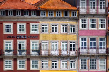 Porto, Portekiz - 22 Nisan 2024: Güneşli bir günde Portekiz 'in Porto kentindeki UNESCO dünya mirası sahasının panoramik görünümü