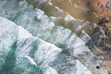 Pasifik kıyılarının yukarıdan aşağı manzarası, turkuaz su dalgaları Oregon kıyılarını vuruyor..