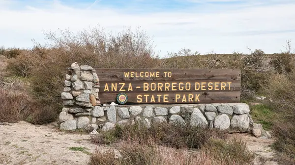 Kaliforniya 'daki Anza Borrego çöl parkına hoş geldiniz işareti. Tahta tabela..