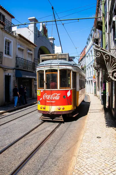 Lizbon, Portekiz - 22 Nisan 2024 Tarihi tramvay 1873 'ten beri Lizbon şehir merkezinde çalışıyor..