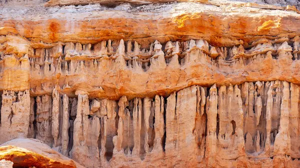 Kaliforniya 'daki Red Rock Canyon Eyalet Parkı' ndaki kum taşı oluşumlarının panoramik görüntüsü.