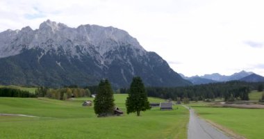 Almanya 'daki Garmisch-Partenkirchen' deki tarlaların ve dağların manzarası