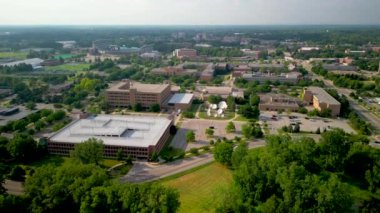 EAST LANSING, MI -21 HAZİRAN 2024: Doğu Lansing 'deki Michigan Eyalet Üniversitesi (MSU) kampüsünün hava görüntüsü.