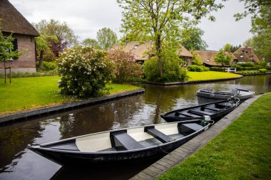 Hollanda, Giethoorn kanalında küçük siyah ahşap balıkçı tekneleri.