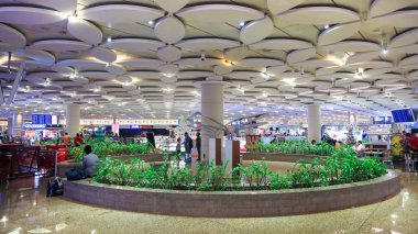 MUMBAI INDIA - 23 Aralık 2018, Chatrapati Shivaji Uluslararası Havaalanı. Mumbai, Maharashtra, Hindistan 'daki Terminal 2 - Terminalin içinde modern çatı