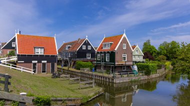 Hollanda 'nın güzel Marken Adası' ndaki sel ve kanallarda renkli geleneksel Hollanda tarzı evler.