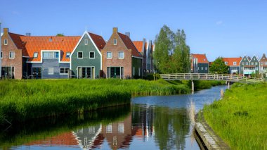 Hollanda 'nın Volendam şehrinde bahar zamanı tipik modern Hollanda tarzı evler.
